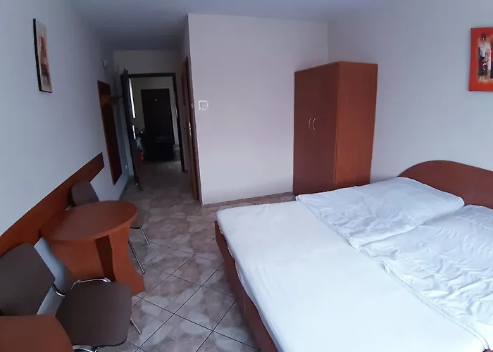 Pensión Caliente / Ozzy Unieście