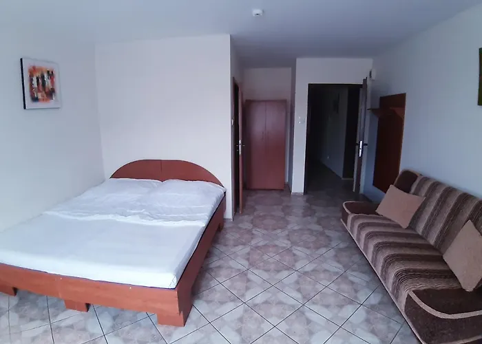 Pensión Caliente / Ozzy 3*